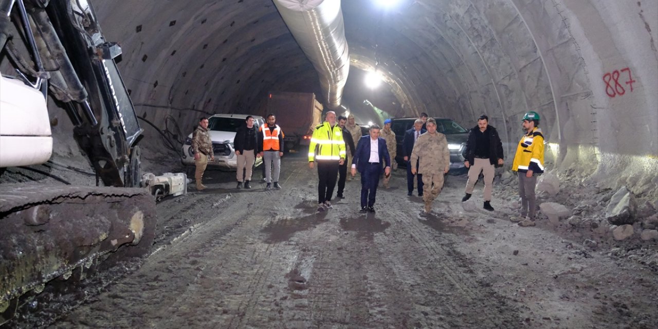 Şırnak Valisi Atay yapımı süren Şırnak-Van kara yolu tünel inşaatını inceledi