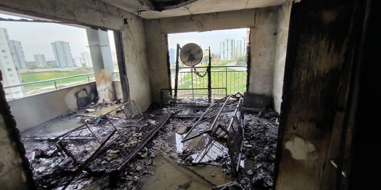 Adana'da yangın çıkan 12 katlı apartmanda bazı kişiler dumandan etkilendi