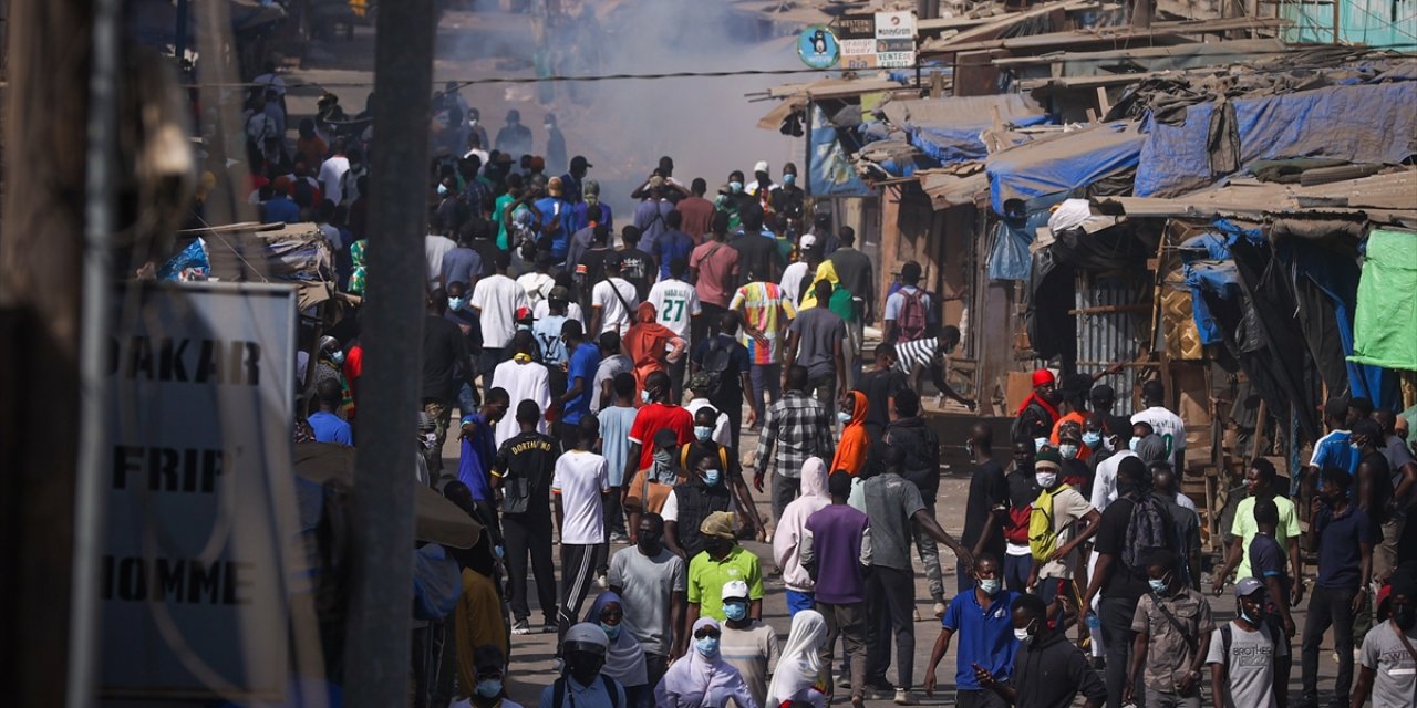 Senegal'de cumhurbaşkanı seçiminin ertelenmesi protesto edildi