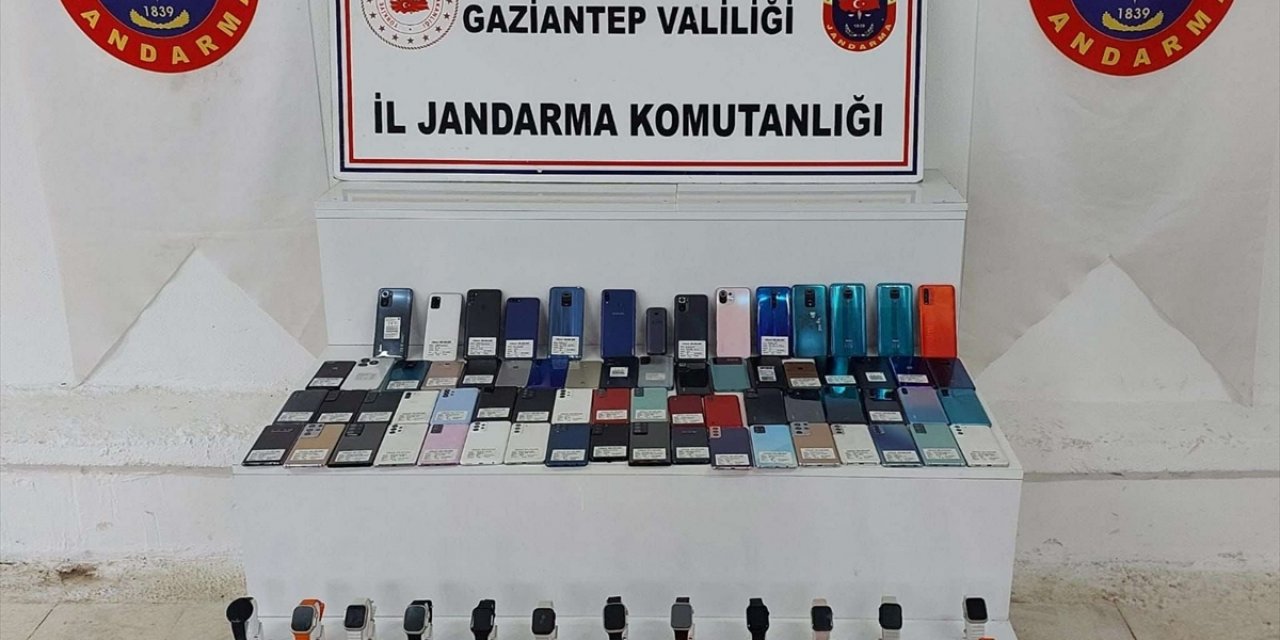 Gaziantep'te gümrük kaçağı 64 telefon ve 38 akıllı saat ele geçirildi