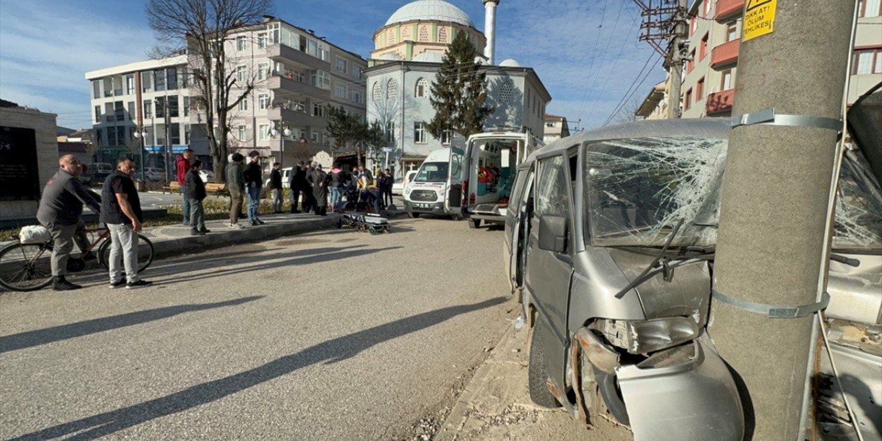 Düzce'de panelvan ile otomobilin çarpıştığı kazada 3 kişi yaralandı