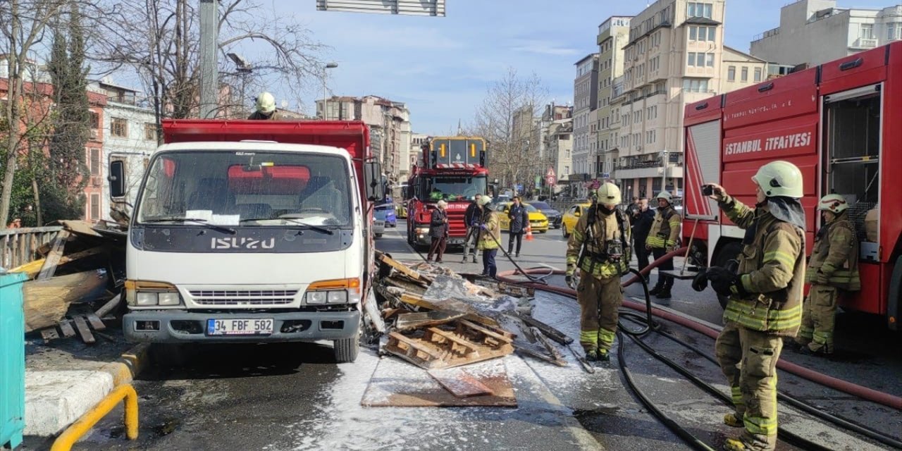 Beyoğlu'nda park halindeki kamyonette çıkan yangın söndürüldü