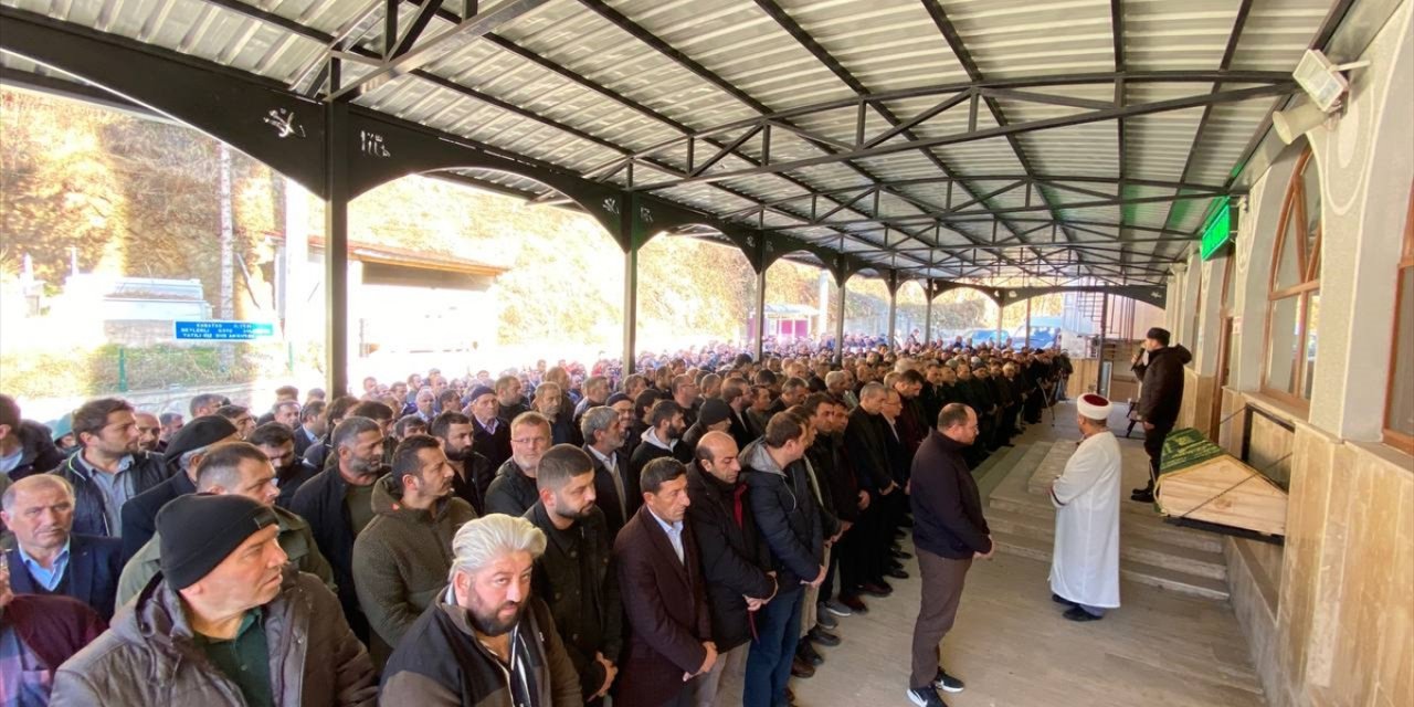 İstanbul'da metrobüs kazasında ölen sürücünün cenazesi Ordu'da defnedildi