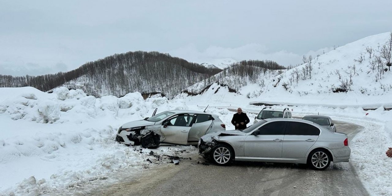Tunceli'de 2 otomobilin çarpıştığı kazada 3 kişi yaralandı