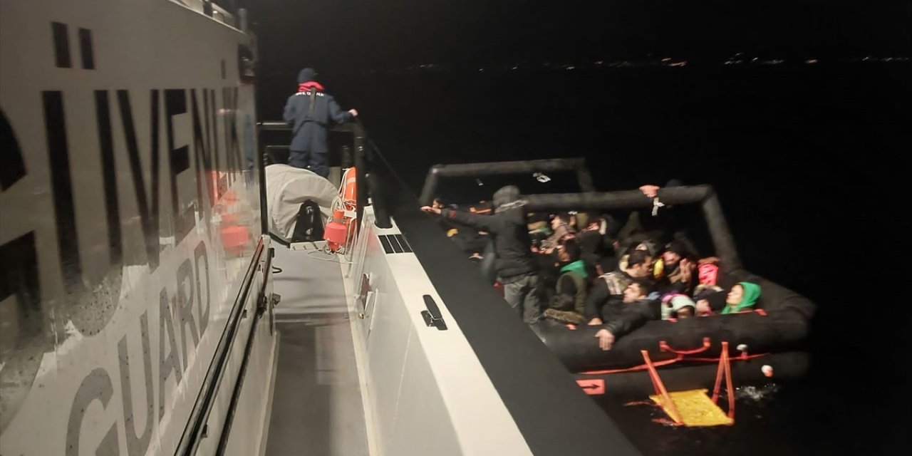 Balıkesir'de 49 düzensiz göçmen kurtarıldı, 53 yabancı uyruklu yakalandı