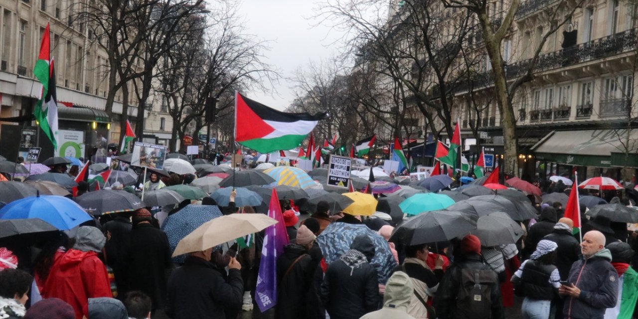 Paris'te yağmura rağmen Gazze için yürüyüş düzenlendi