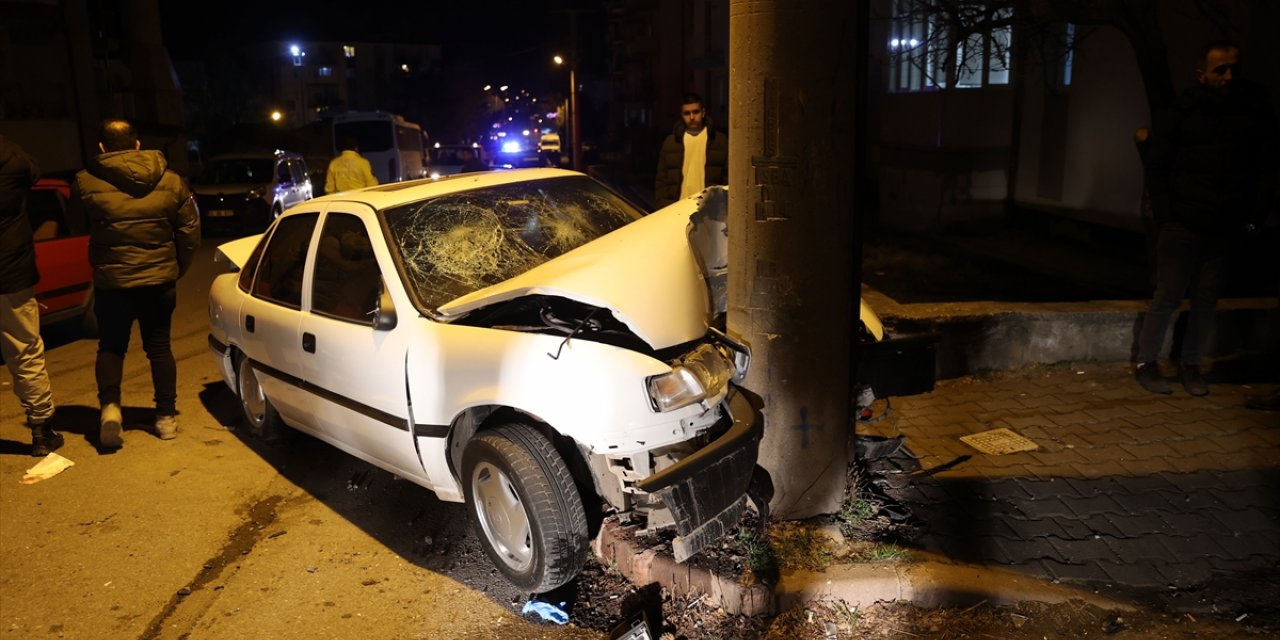 Sivas'ta aydınlatma direğine çarpan otomobilde sıkışan 3 kişi yaralandı