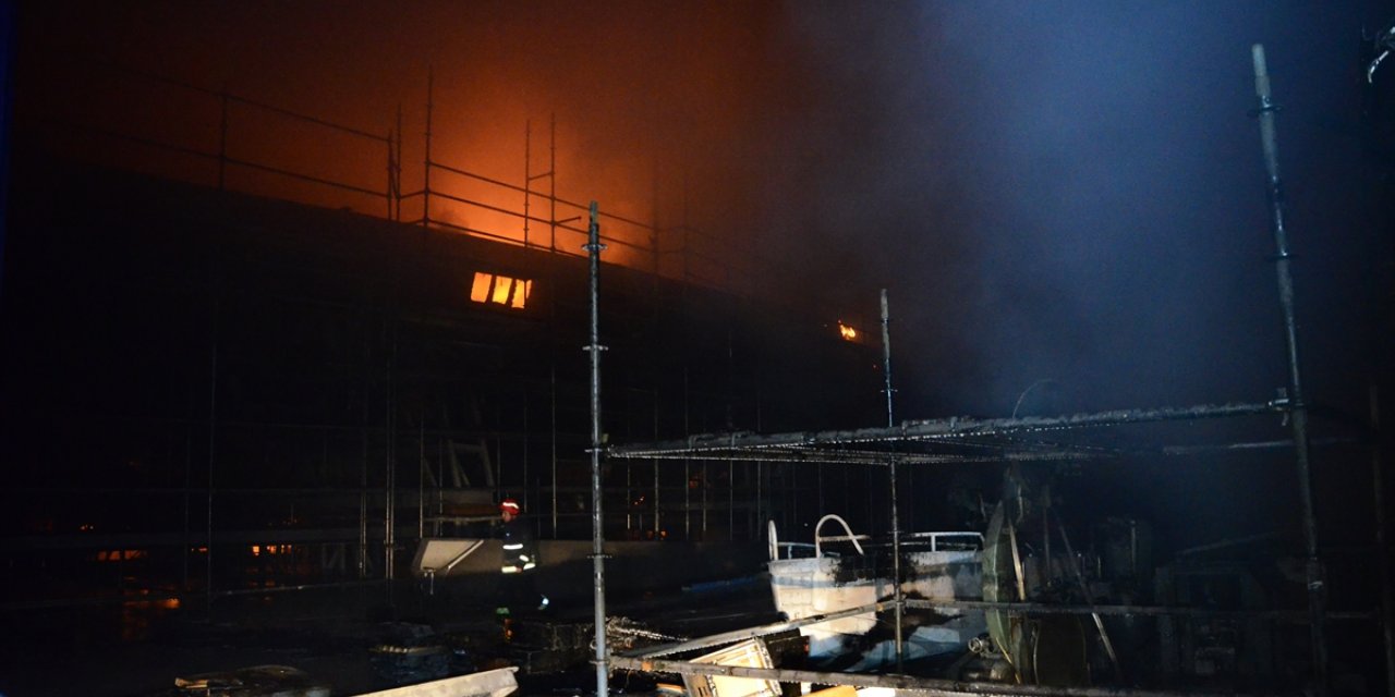 GÜNCELLEME 2 - Antalya'da tersanede çıkan yangın kontrol altına alındı