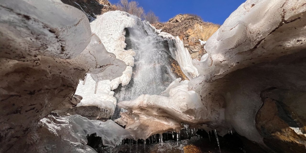 Kars'ta buzla kaplanan Susuz Şelalesi havadan görüntülendi
