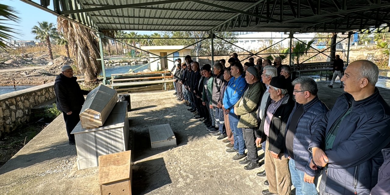 Hatay'da öldürülen anne ile 2 çocuğunun cenazeleri toprağa verildi