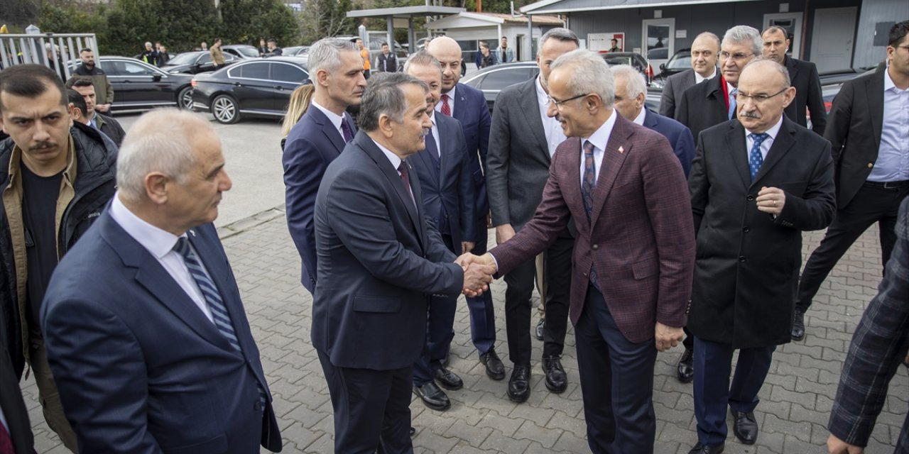 Bakan Uraloğlu, yeni nesil akıllı demir yolu bakım araçları teslim töreninde konuştu: