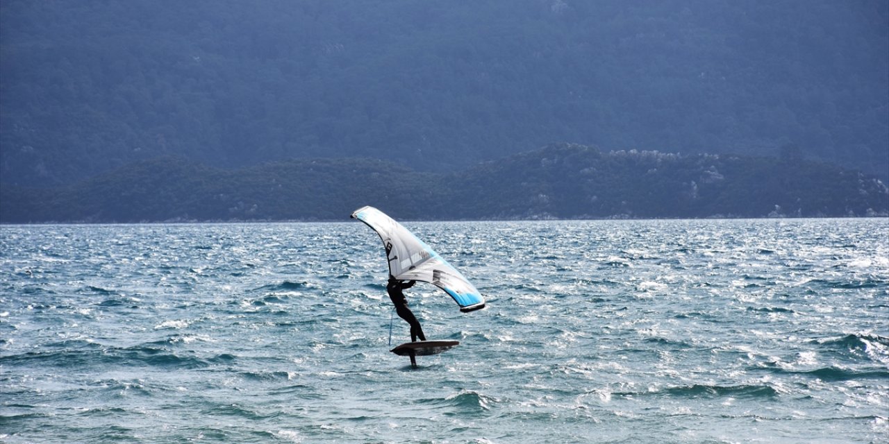 Marmaris'te adrenalin tutkunları keşişlemede sörf yaptı