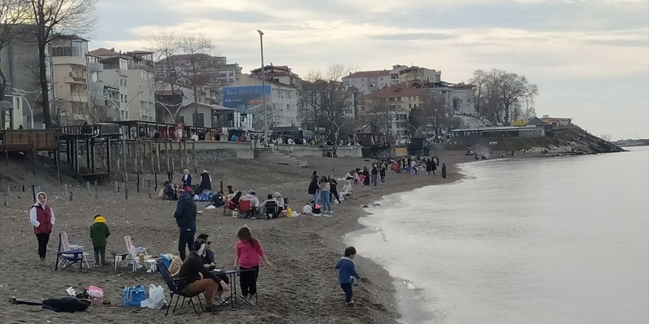 Düzce'de şubatta sıcak havayı fırsat bilenler sahile akın etti