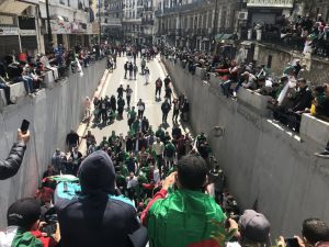 Cezayirliler geçiş dönemi liderlerine karşı sokakta