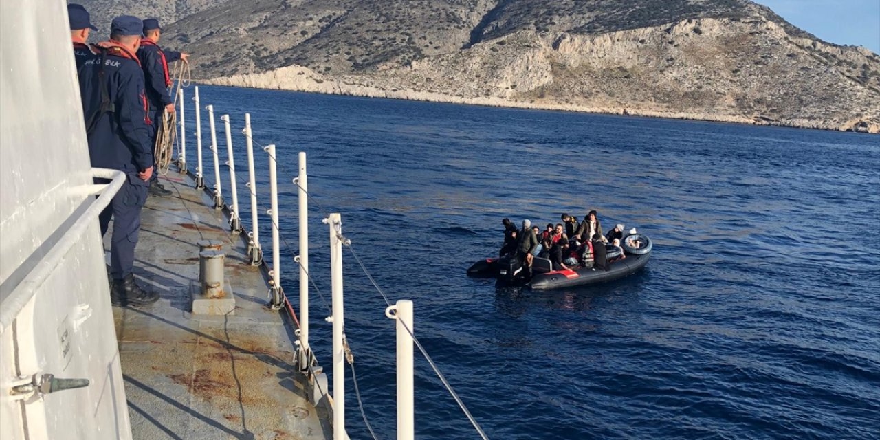 Muğla açıklarında 15 düzensiz göçmen kurtarıldı