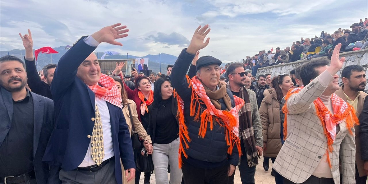 Muğla Büyükşehir Belediye Başkan adayı Ayaydın, deve güreşi festivalini izledi