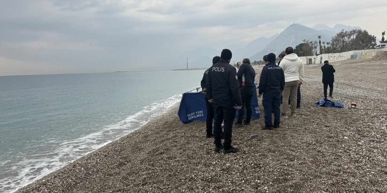 Antalya'da sahilde erkek cesedi bulundu