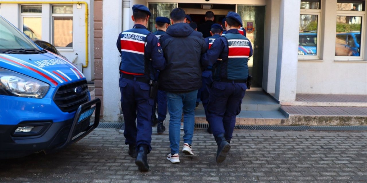 Edirne'de göçmen kaçakçılığı yaptıkları iddia edilen 5 zanlı tutuklandı