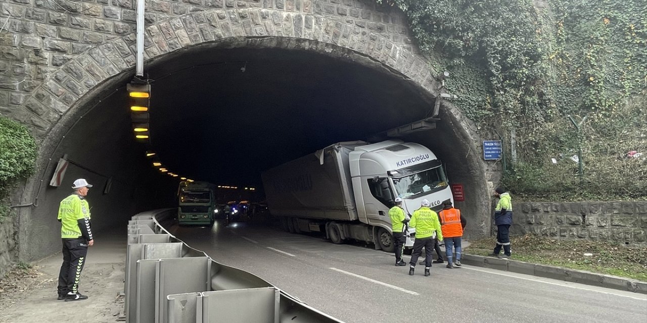 Trabzon'da tünel duvarına çarpan tırın sürücüsü yaralandı