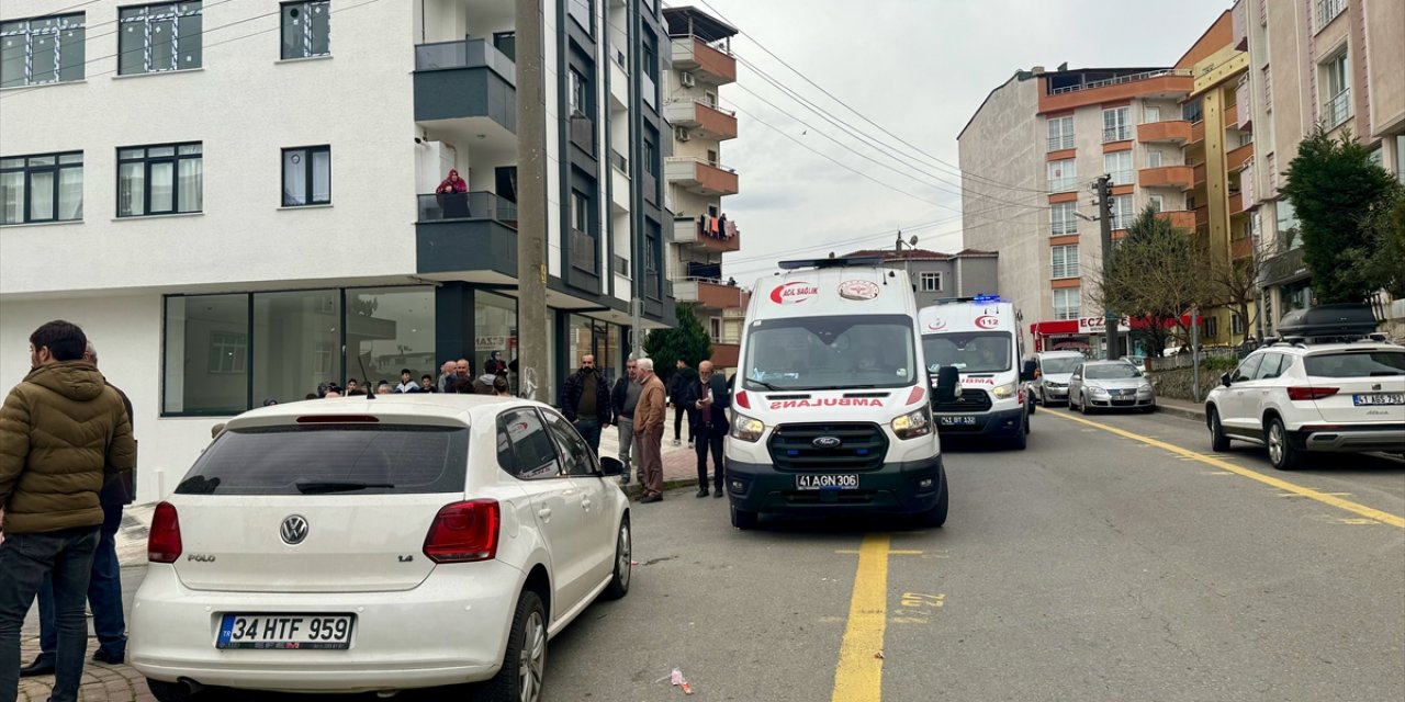 Kocaeli'de otomobille çöp konteynerinin karıştığı kazada 5 kişi yaralandı