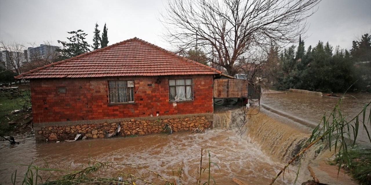 Antalya'daki şiddetli yağış etkili oluyor