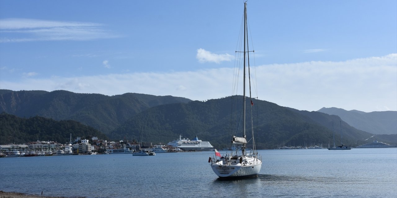 Marmaris'te kuvvetli fırtına nedeniyle yelkenli tekne karaya oturdu