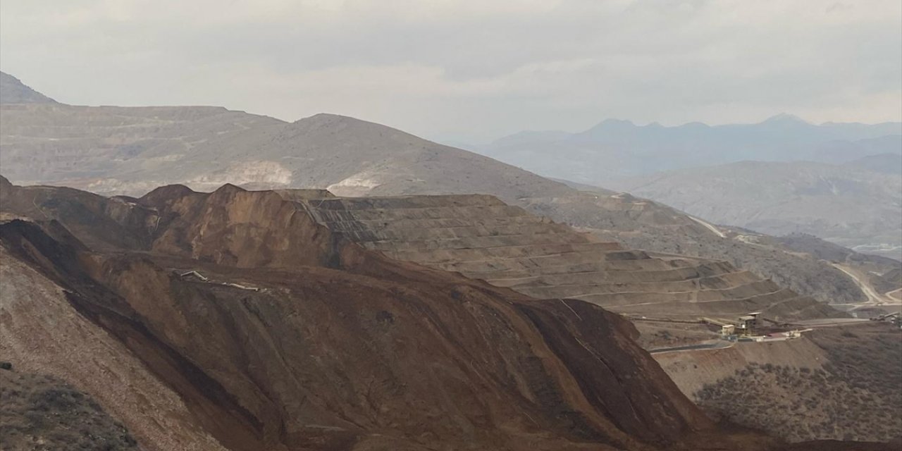 GÜNCELLEME 2 - Erzincan'da altın madeninin yığın liç alanında toprak kayması meydana geldi