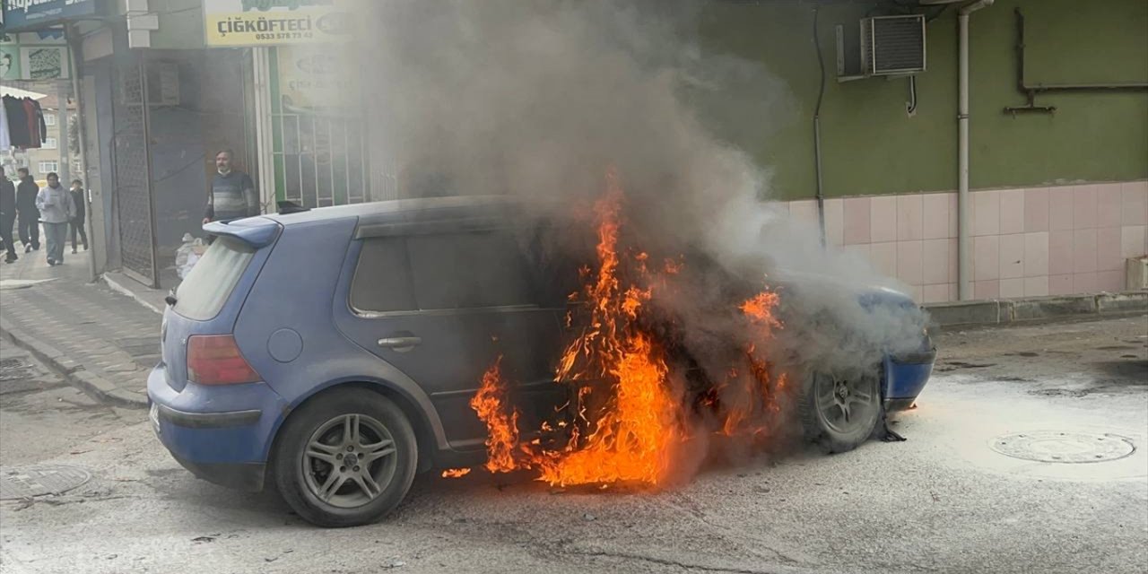 Kocaeli'de otomobilin alev alması güvenlik kamerasında