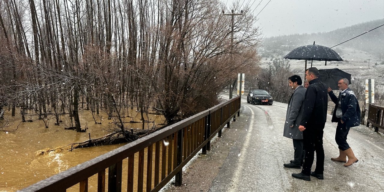 Isparta'da sağanak hayatı olumsuz etkiledi