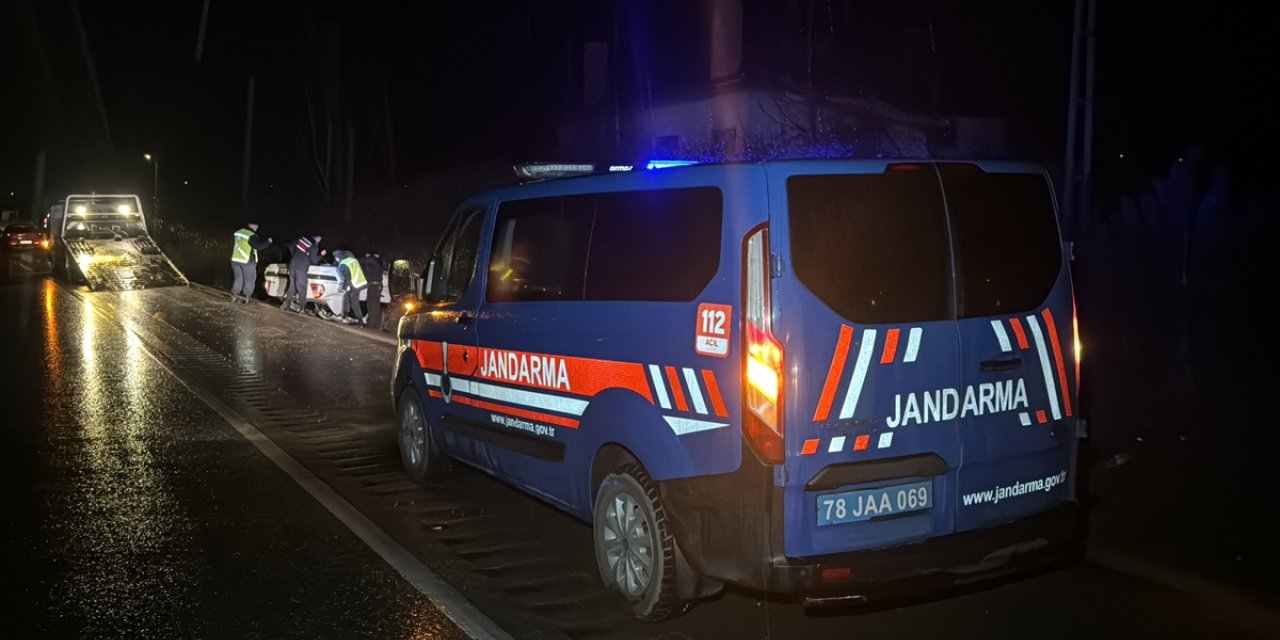 Karabük'te devrilen otomobildeki 2 kişi yaralandı