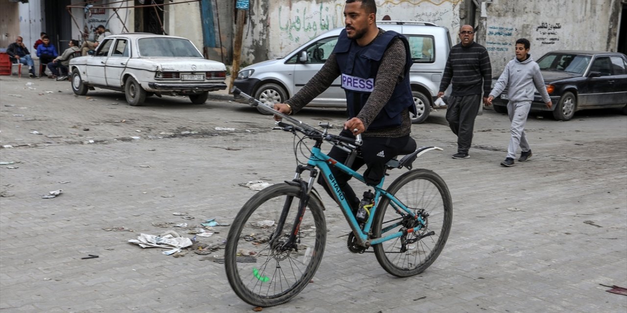 Filistinli gazeteci, tek bacağıyla sürdüğü bisikletiyle İsrail’in Gazze’deki katliamlarını belgeliyor