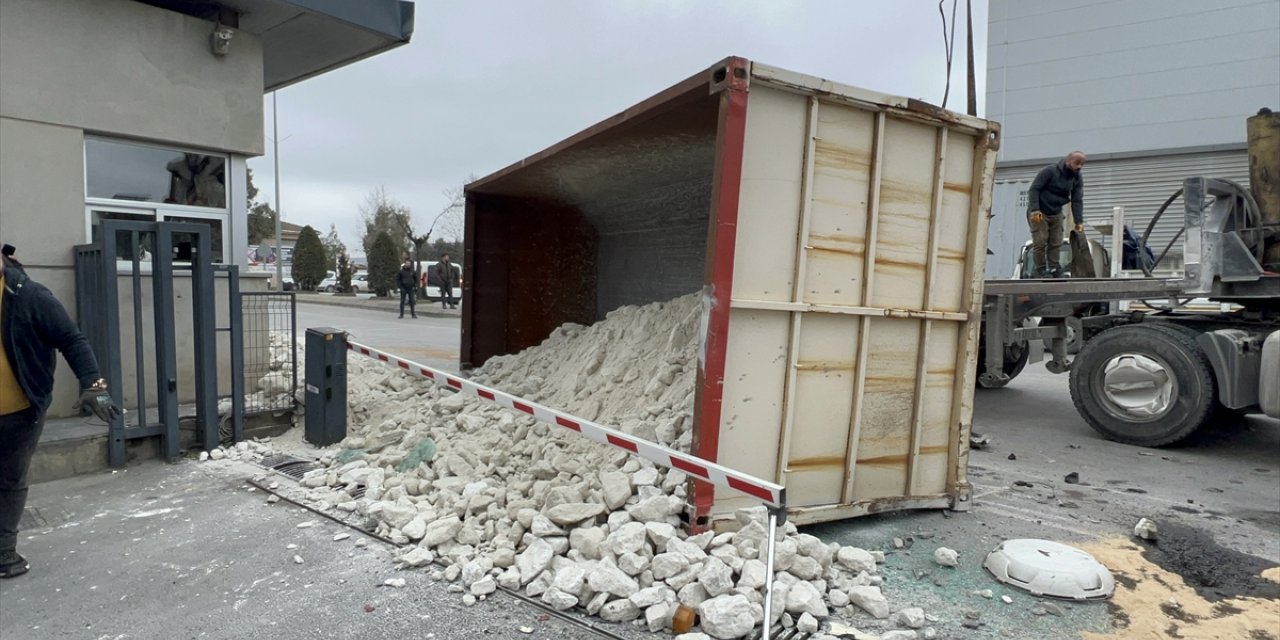 Kocaeli'de hafriyat kamyonunun güvenlik binasına çarptığı kazada 3 kişi yaralandı