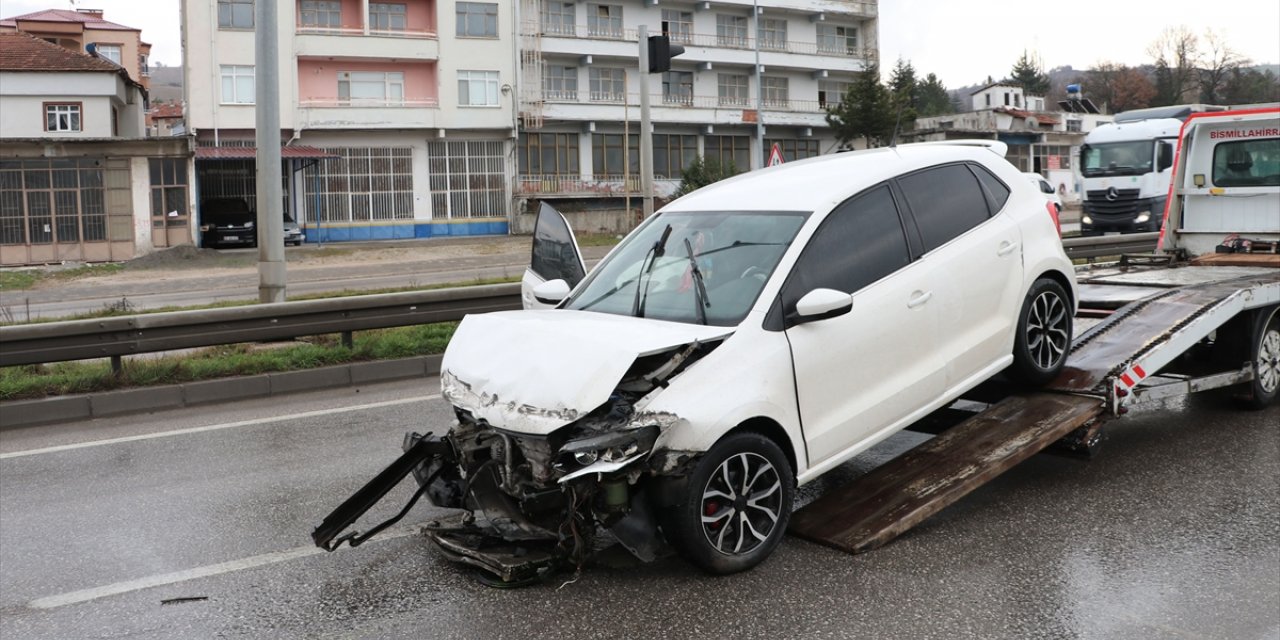 Samsun'da bariyere çarpan otomobildeki 3 kişi yaralandı