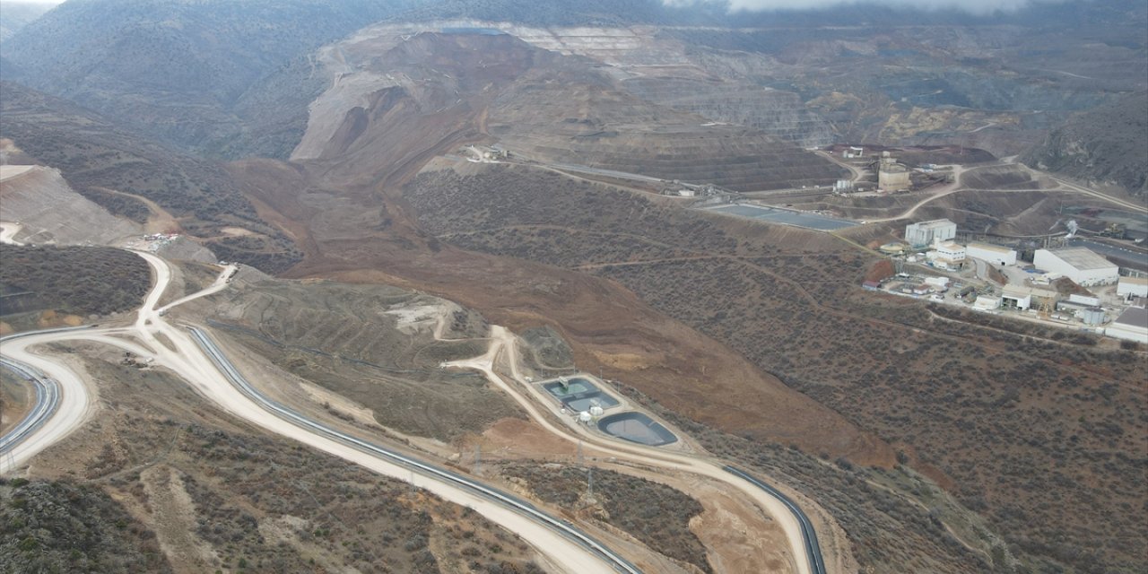 Erzincan'da toprak kaymasının yaşandığı maden ocağı bölgesi havadan görüntülendi