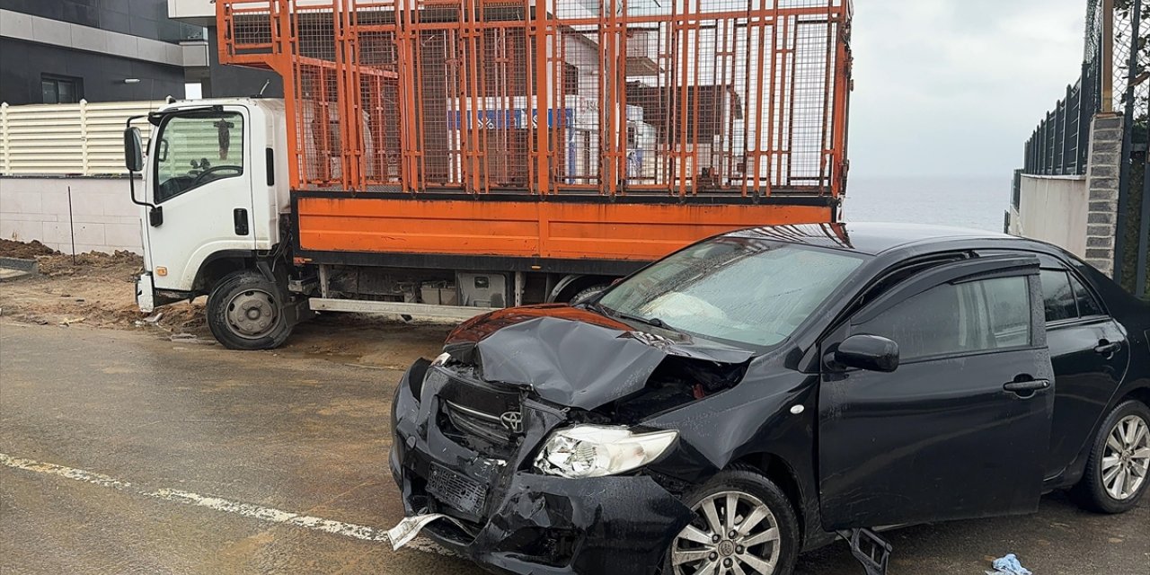 Kocaeli'de iki otomobilin çarpıştığı kazada 4 kişi yaralandı