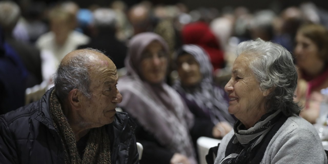 Eyüpsultan'da 40 yıllık evli çiftler için ''Sevgililer Günü'' programı düzenlendi