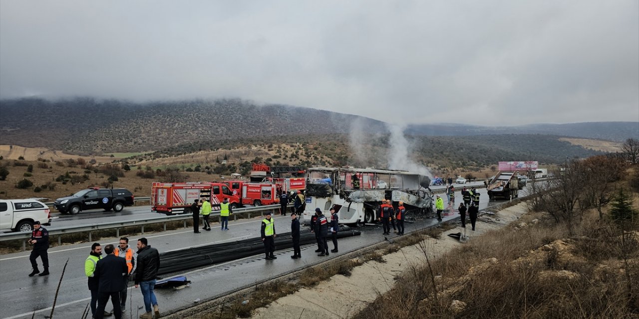 Çorum'da yolcu otobüsü kamyona çarptı, 2 kişi öldü, 5 kişi yaralandı