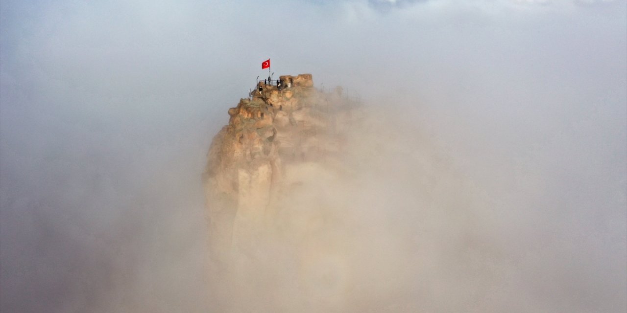 Turistler Kapadokya'daki seyir noktasından "sis denizi"ni izliyor