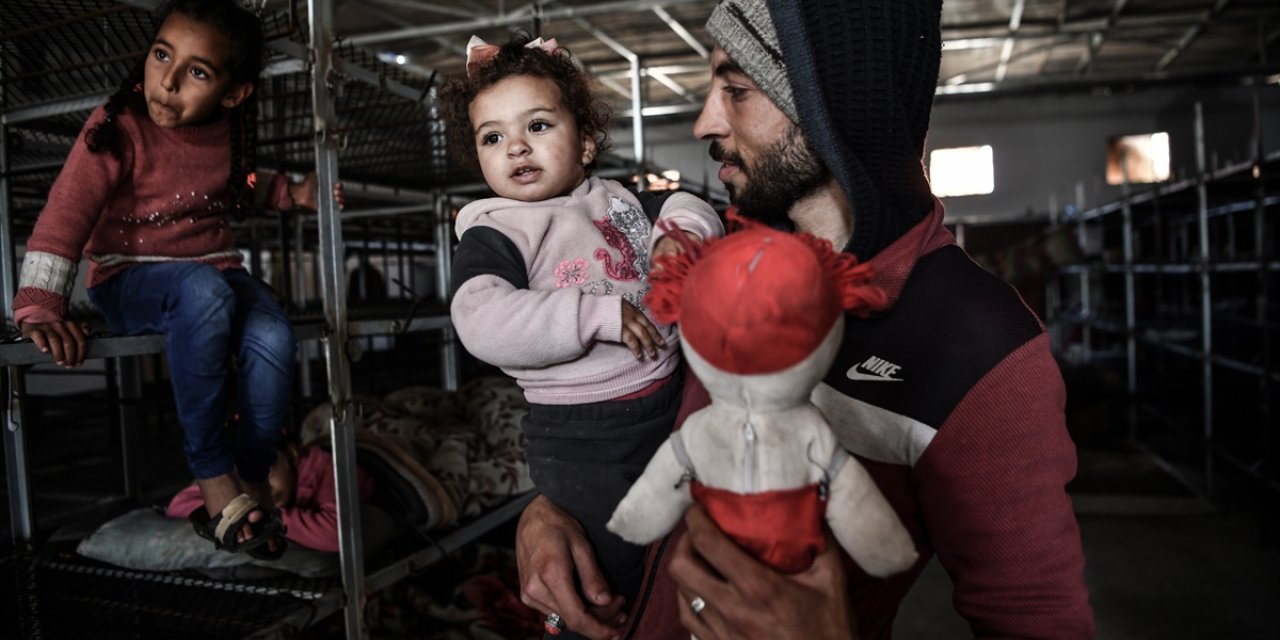 İsrail’in zorla yerinden ettiği Filistinli 6 aile, Refah’ta bir tavuk çiftliğinde hayat mücadelesi veriyor