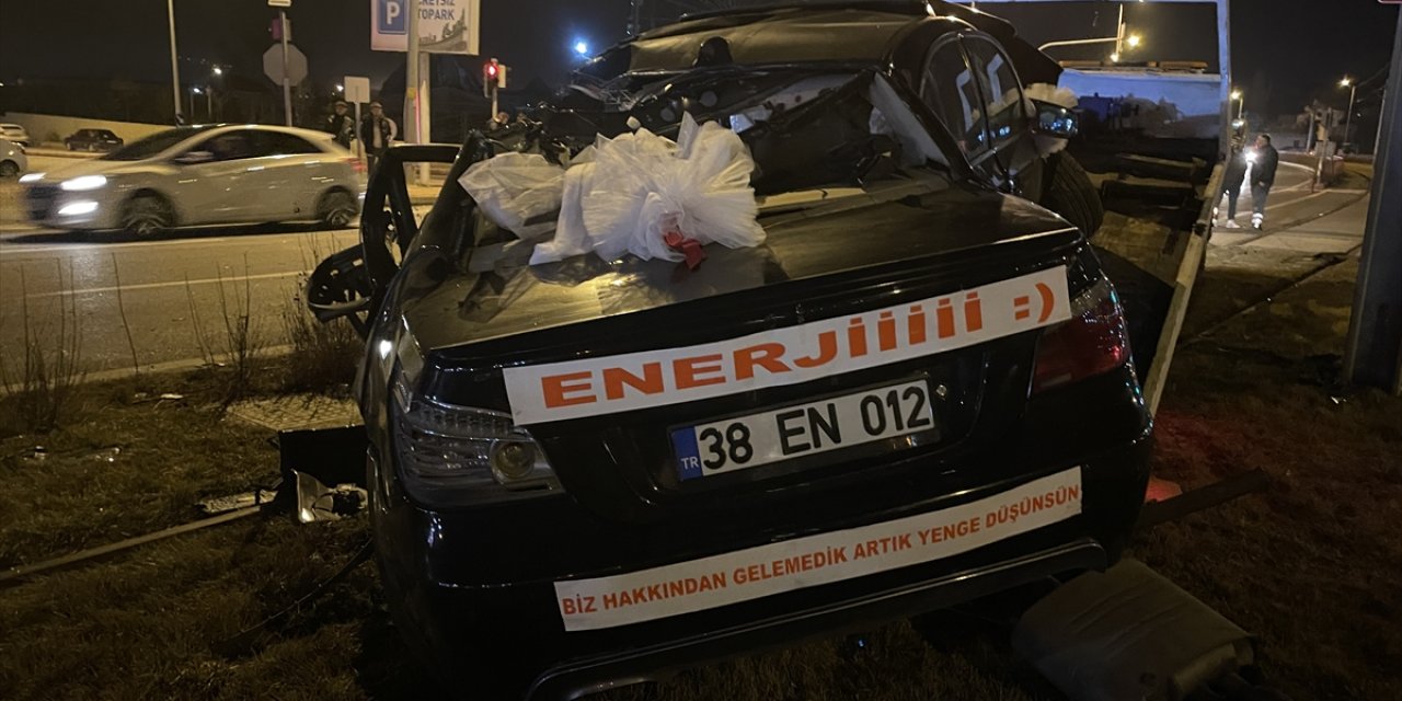 Kayseri'de gelin arabasının karıştığı trafik kazasında 4 kişi yaralandı