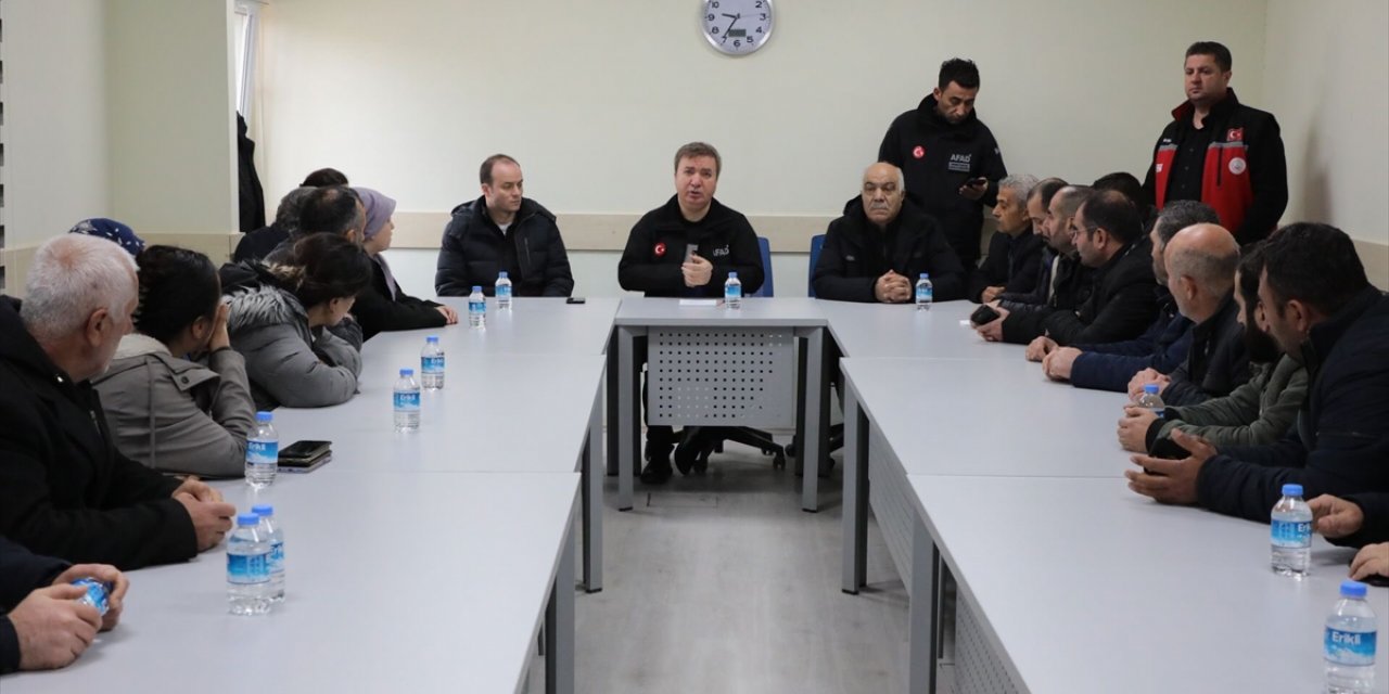 Erzincan Valisi Aydoğdu kayıp işçilerin yakınlarını kurtarma çalışmaları hakkında bilgilendirdi