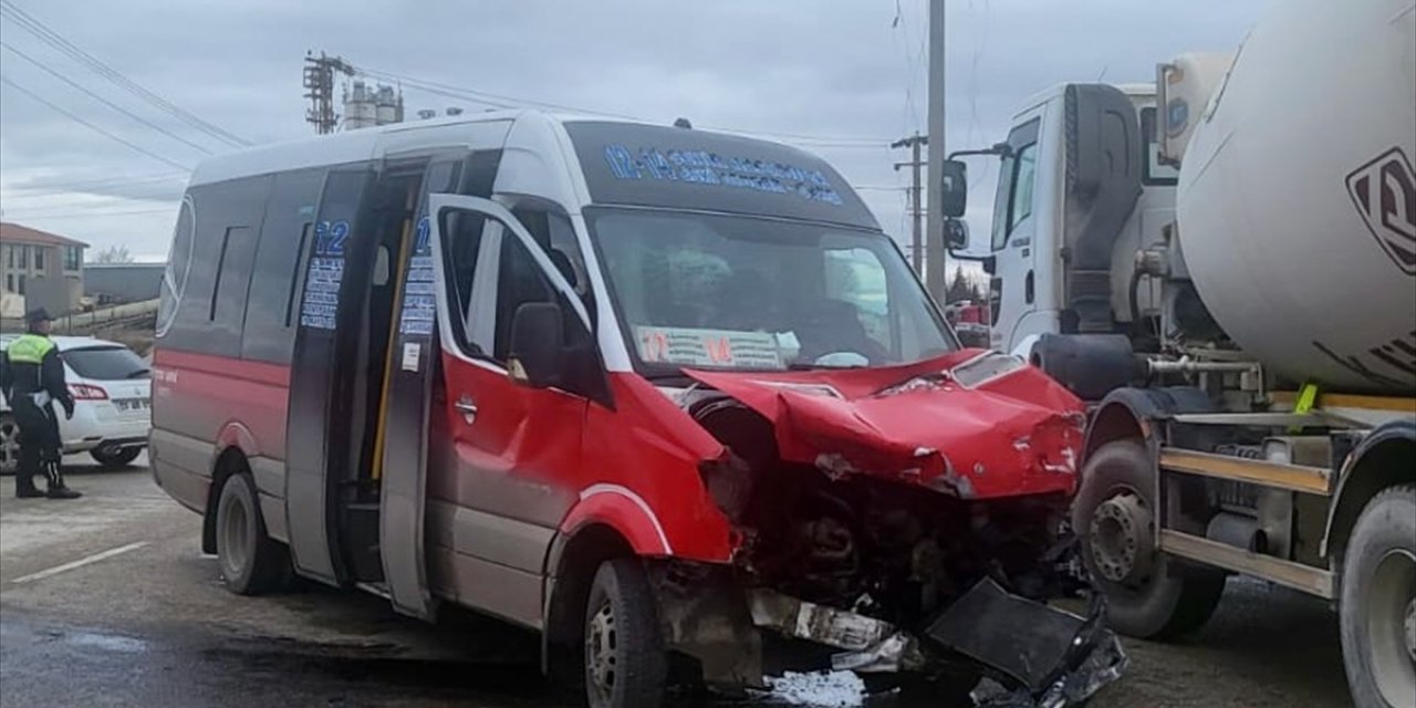 Eskişehir'de vidanjöre çarpan minibüsteki 12 kişi yaralandı