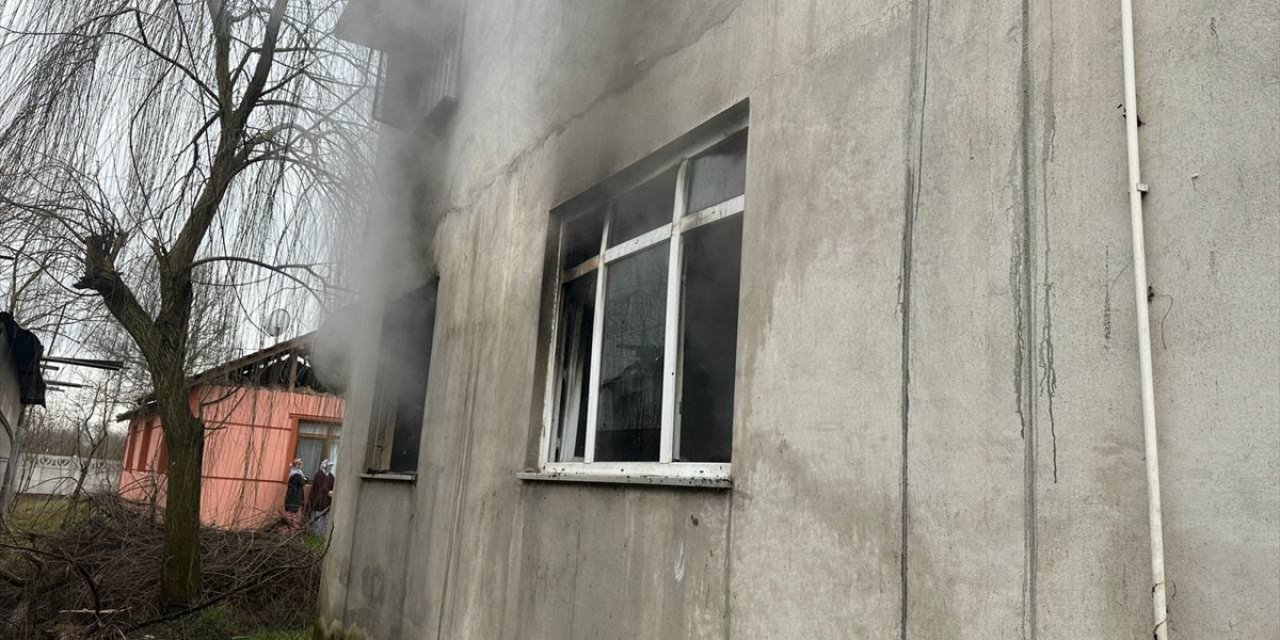 Düzce'de 2 katlı evde çıkan yangın söndürüldü