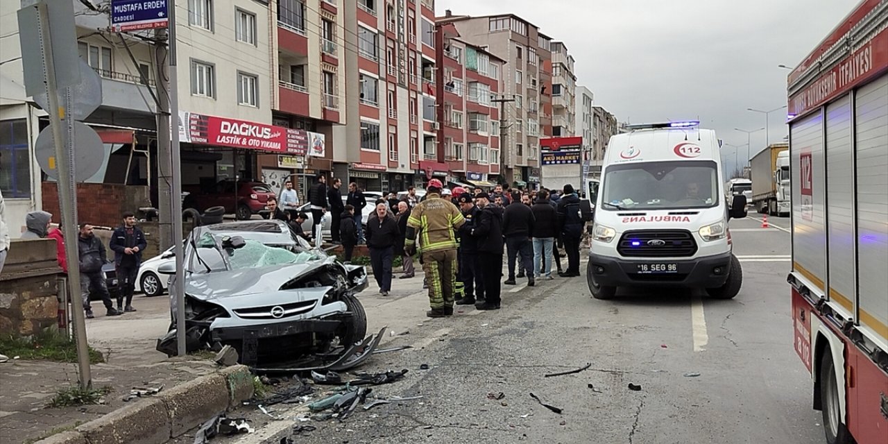 Bursa'da otomobil yaya, trafik levhası ve kamyona çarptı, 4 kişi yaralandı