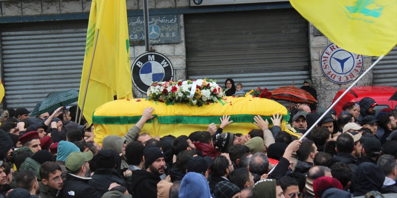 İsrail'in Lübnan’a düzenlediği hava saldırısında öldürülen Hizbullah bölge komutanının cenazesi defnedildi