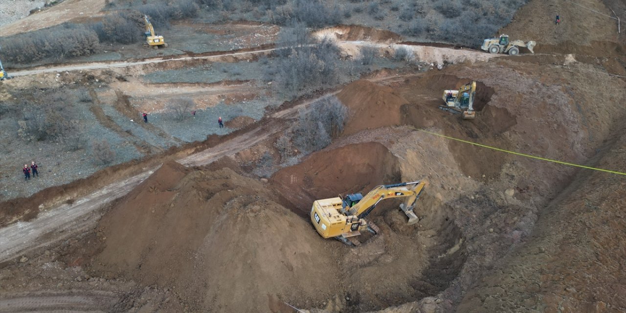 Erzincan'daki madende kayıp 3 işçinin "manganez ocağı"nda olduğu ihtimali üzerinde duruluyor