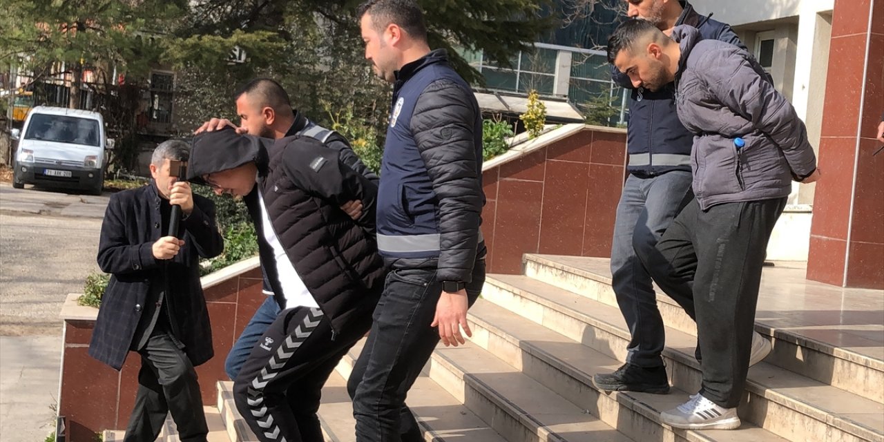 Kırıkkale'de kuyumcu kuryesini gasbeden 2 zanlı tutuklandı