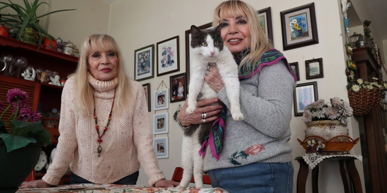Bir dönemin ünlü şarkıcı ikizleri Meral ve Zühal kardeşler Moda'da 150 kediye bakıyor