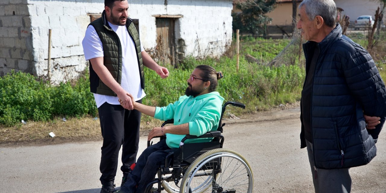 Osmaniye'de engelli muhtar adayı, seçim çalışmalarını tekerlekli sandalyesiyle sürdürüyor