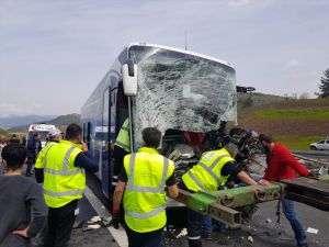 Bursa'da yolcu otobüsü tıra çarptı